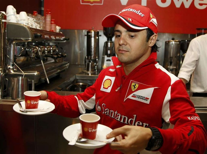 Felipe Massa robi kawę kibicom