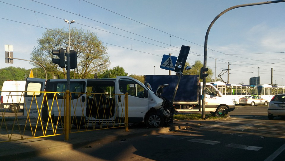 Przy skrzyżowaniu ulic Mieszka I, Powstańców Wielkopolskich i alei Piastów samochód zderzył się z dostawczym busem. Jedna osoba została ranna. W wyniku wypadku zablokowane jest torowisko. Tramwaje nie kursują.
