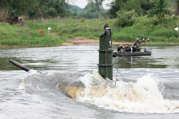 Przed ostateczna próbą na Odrze pancerniacy przeprowadzili kontrolowane zanurzenie każdego pojazdu.<br><br>
fot.  (zuz) PAP/Lech Muszyński