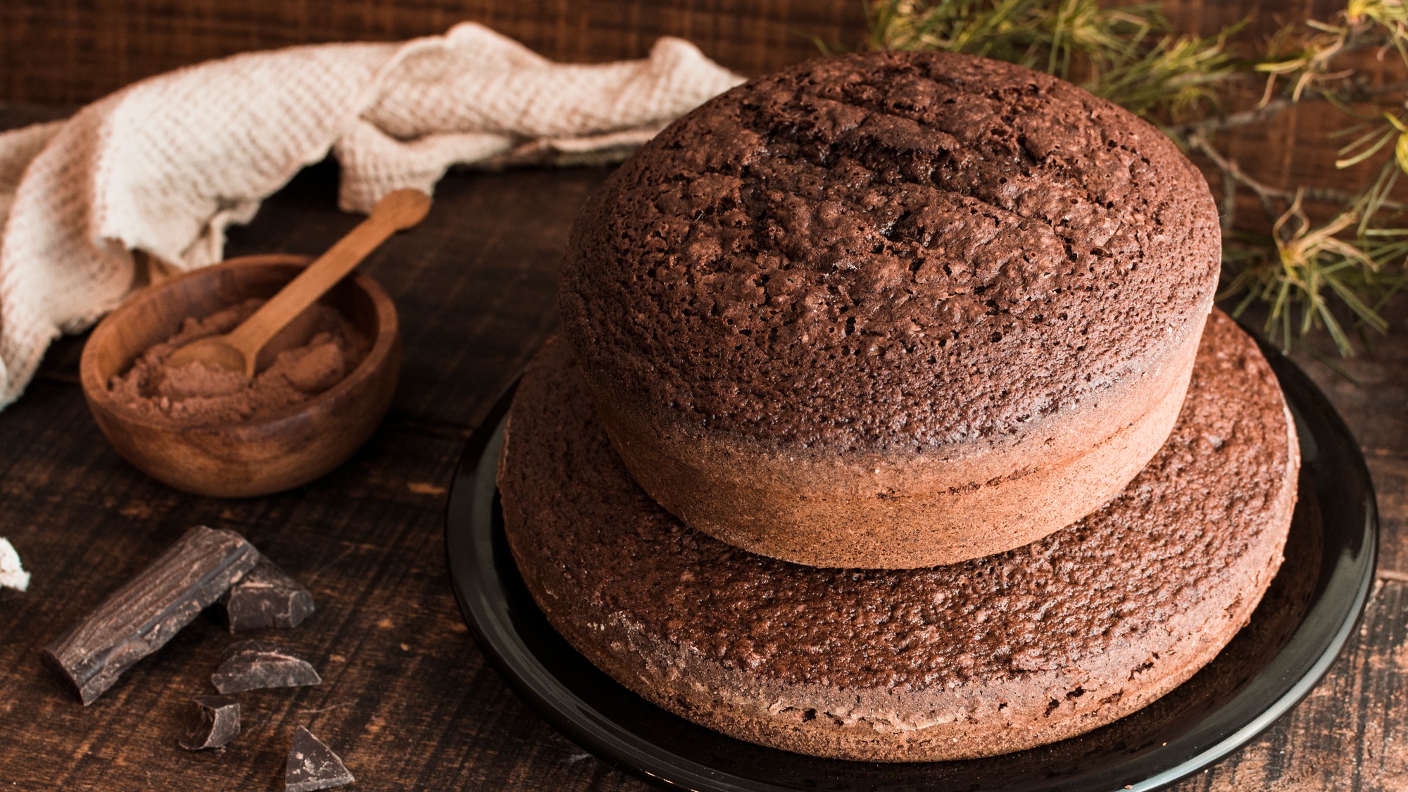 Takto vyzerá piškóta tesne po upečení. Najväčšia chyba je vybrať ju hneď – trpezlivosť je posledná a najdôležitejšia ingrediencia.