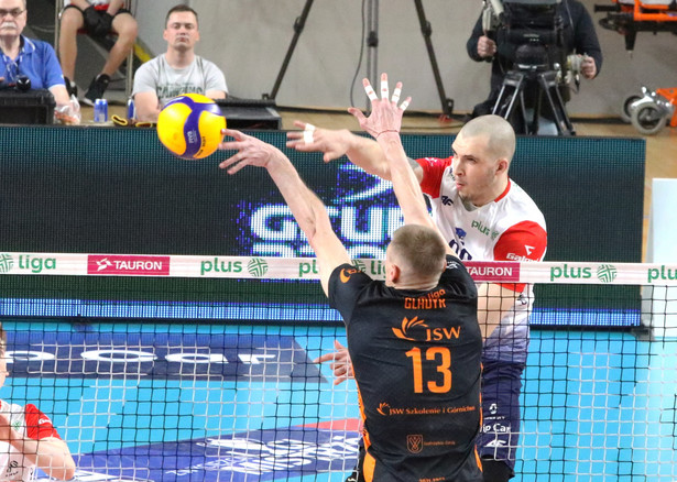 Zawodnik Grupy Azoty ZAKSA Kędzierzyn-Koźle Norbert Huber (P) i Jurij Gladyr (L) z Jastrzębskiego Węgla podczas pierwszego meczu finałowego Ekstraklasy siatkarzy