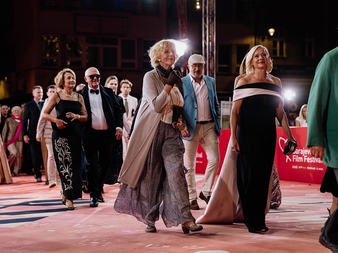 Ksenija Pajić na crvenom tepihu Sarajevo Film Festivala: Glamurozno izdanje slavne glumice