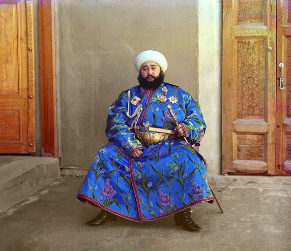 Portret Alim Chana, emira Buchary (1880-1944). Buchara to miasto znajdujące się w obecnym Uzbekistanie. (1911, domena publiczna).