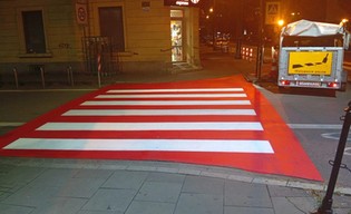 „Pasy muszą być widoczne także po zmroku. Kraków inwestuje w bezpieczeństwo najmłodszych