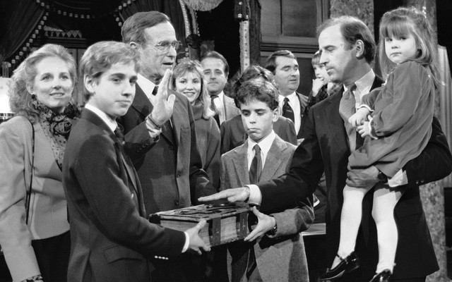Bo Bajden drži Bibliju dok njegov otac Džozef polaže zakletvu pred američkim predsednikom Džordž Bušem 1985. 