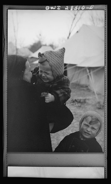 Dziecko na rękach matki, obóz dla uchodźców polskich w Teheranie (domena publiczna)