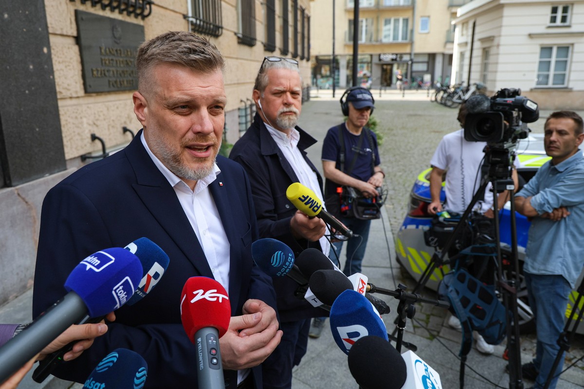 Zandberg powiedział dziennikarzom po spotkaniu z prezydentem elektem, że ich rozmowa dotyczyła „spraw, które wymagają pilnego rozstrzygnięcia”, a jedna nich to kwestia asystencji osobistej