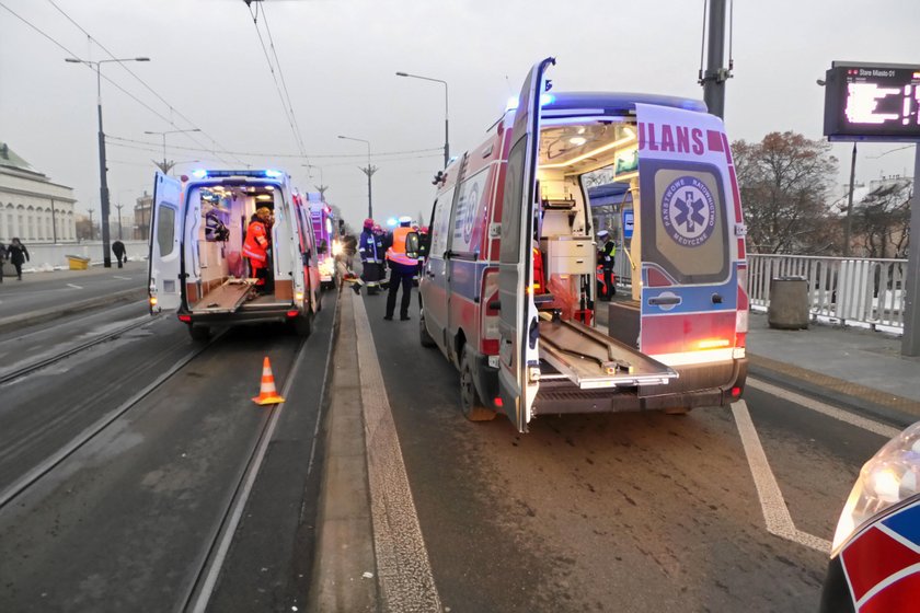 Wypadek w Warszawie. Samochód wjechał w przystanek. Są ranni