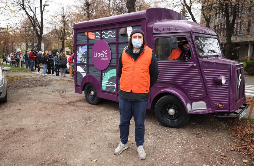 Zjedz obiad za 5 zł! Szukaj w Katowicach fioletowego food trucka!