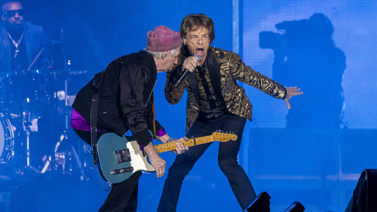The Rolling Stones to żywa legenda muzyki rockowej. Są obecni na scenie od początku lat 60. i wcale nie zamierzają z niej schodzić, mimo tego, iż członkowie zespołu przekroczyli już 60 lat. W sierpniu 2005 Stonesi wyruszają na kolejne światowe tournee. Niedługo później, 5 września, ukaże się kolejna studyjna płyta grupy - "A Bigger Bang". Z tej okazji wydawca, wytwórnia EMI, postanowiła przypomnieć historię brytyjskiej legendy.