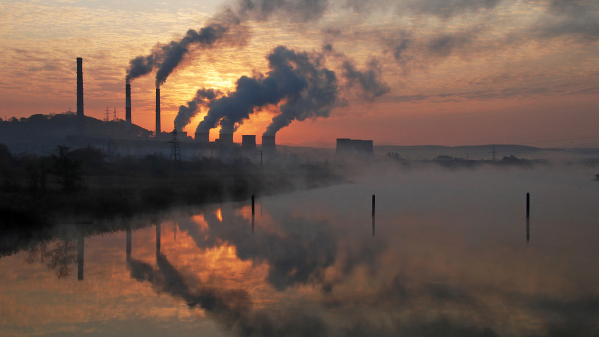 Co ósmy zgon ma związek z zanieczyszczeniem środowiska. Ponad 400 tys. mieszkańców Unii Europejskiej każdego roku umiera przedwcześnie tylko z powodu zanieczyszczonego powietrza. Z nowego raportu Europejskiej Agencji Środowiska (EEA) wynika, że w dalszym ciągu jest ono w Europie największym zagrożeniem dla jej obywateli.