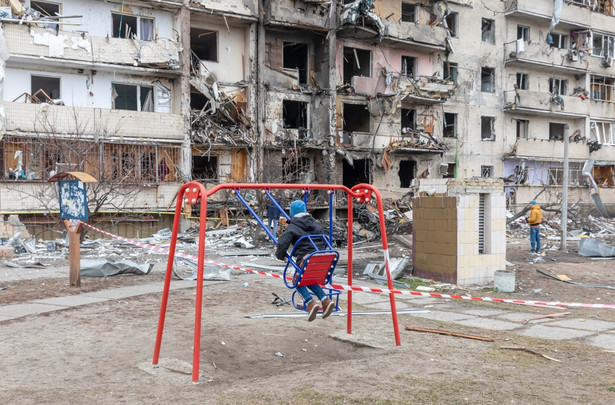 Mimo to agresorzy nadal ostrzeliwują miasto, w tym szkoły i przedszkola.