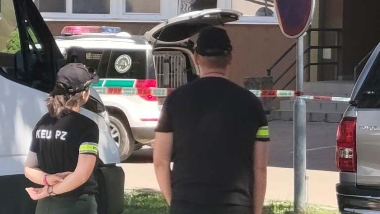 Polícia prehľadáva areál nemocnice v Martine.