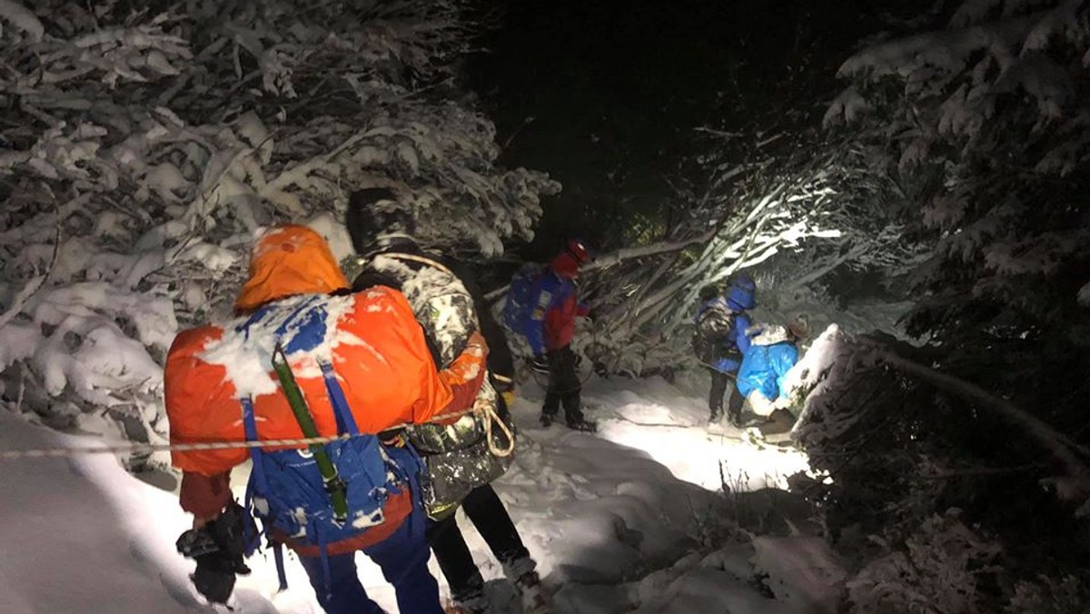 Babia Góra w mijający długi weekend to nie tylko śpiewanie hymnu. Były i trudne momenty. Dwie osoby biorące udział w obchodach Święta Niepodległości miały problem z zejściem ze szczytu. 