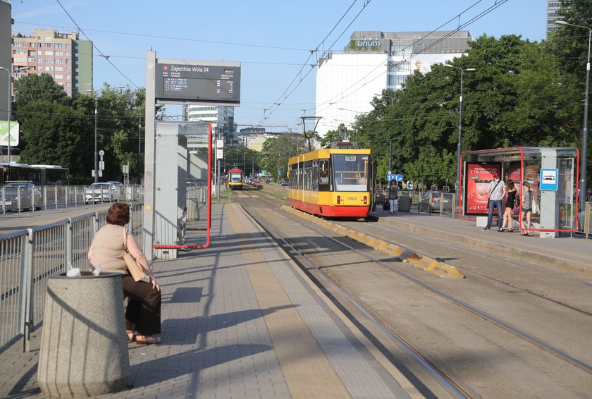 Aleja Solidarności i Wolska to dla pieszych bariera nie do pokonania