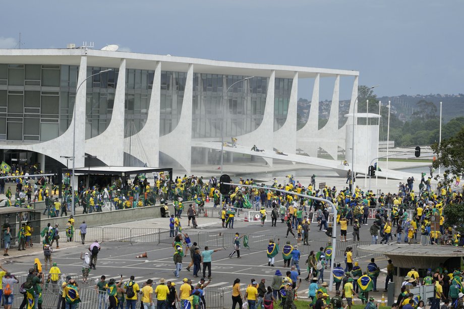 Zwolennicy byłego prezydenta Brazylii Jaira Bolsonaro przed budynkiem Pałacu Planalto w Brasilii