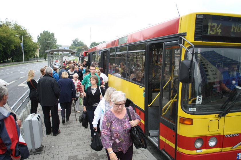 Pasażerowie wysiadający z autobusu MPK