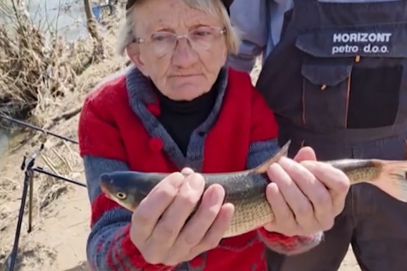 (FOTO, VIDEO) "MORAVA MI PRODUŽAVA ŽIVOT" Negica (76) je jedina žena ribolovac na jugu Srbije: Zbog onoga što je upecala komšije u ŠOKU