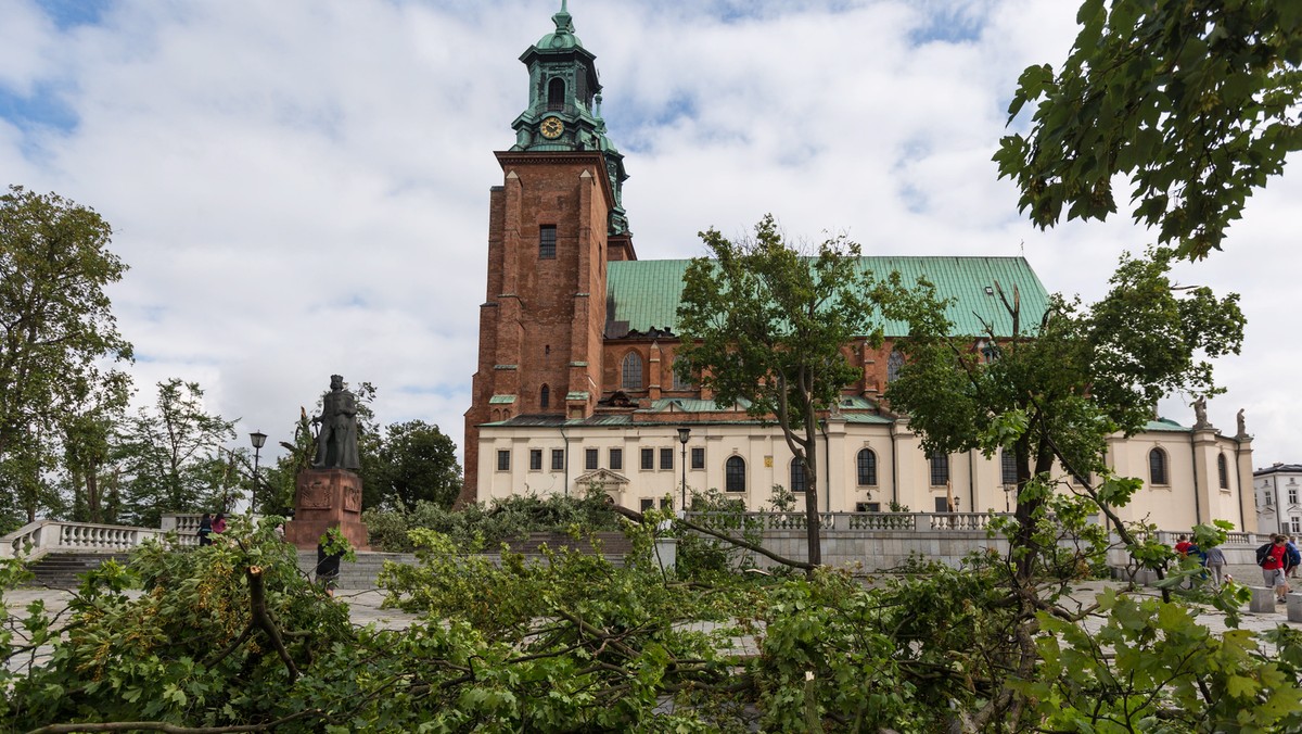 Zakaz wstępu do miejskich parków i lasów oraz odwołane weekendowe imprezy – takie decyzje podjęły władze Gniezna w związku ze zniszczeniami, jakie powstały w wyniku nocnej nawałnicy w mieście. Minionej nocy w pow. gnieźnieńskim straż odnotowała ponad 600 zgłoszeń.