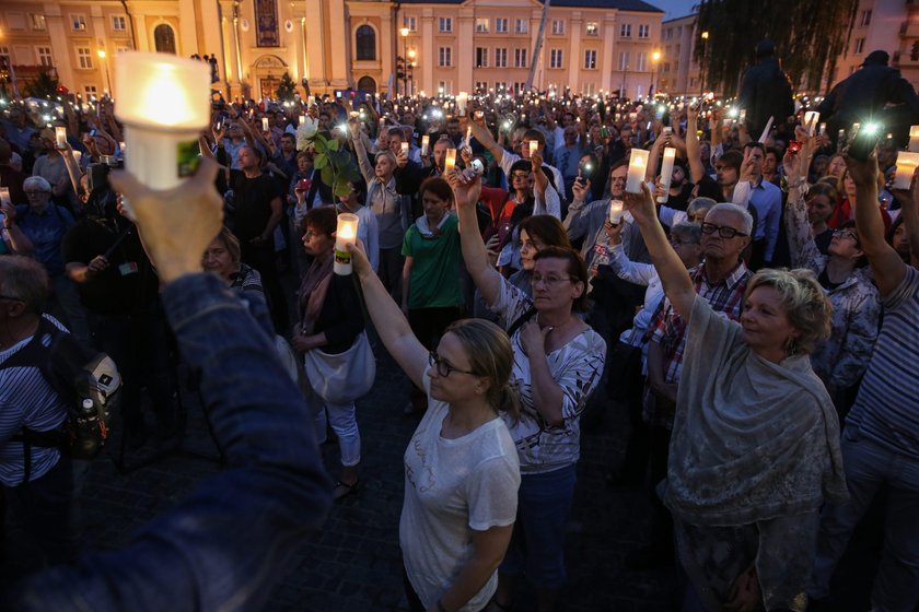 Wrogowie zmian w sądownictwie wciąż walczą. Kolejny dzień protestów