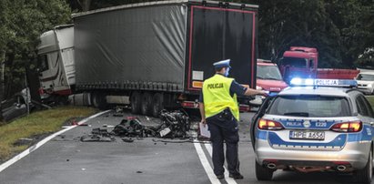 Volkswagen wbił się pod ciężarówkę. Zginęła 27-latka