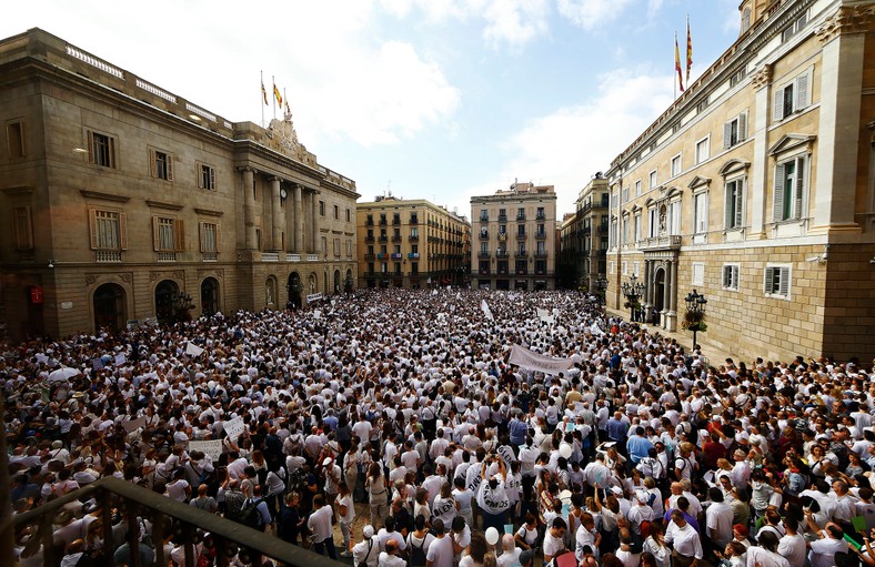 Demonstracja przed ratuszem miejskim w Barcelonie