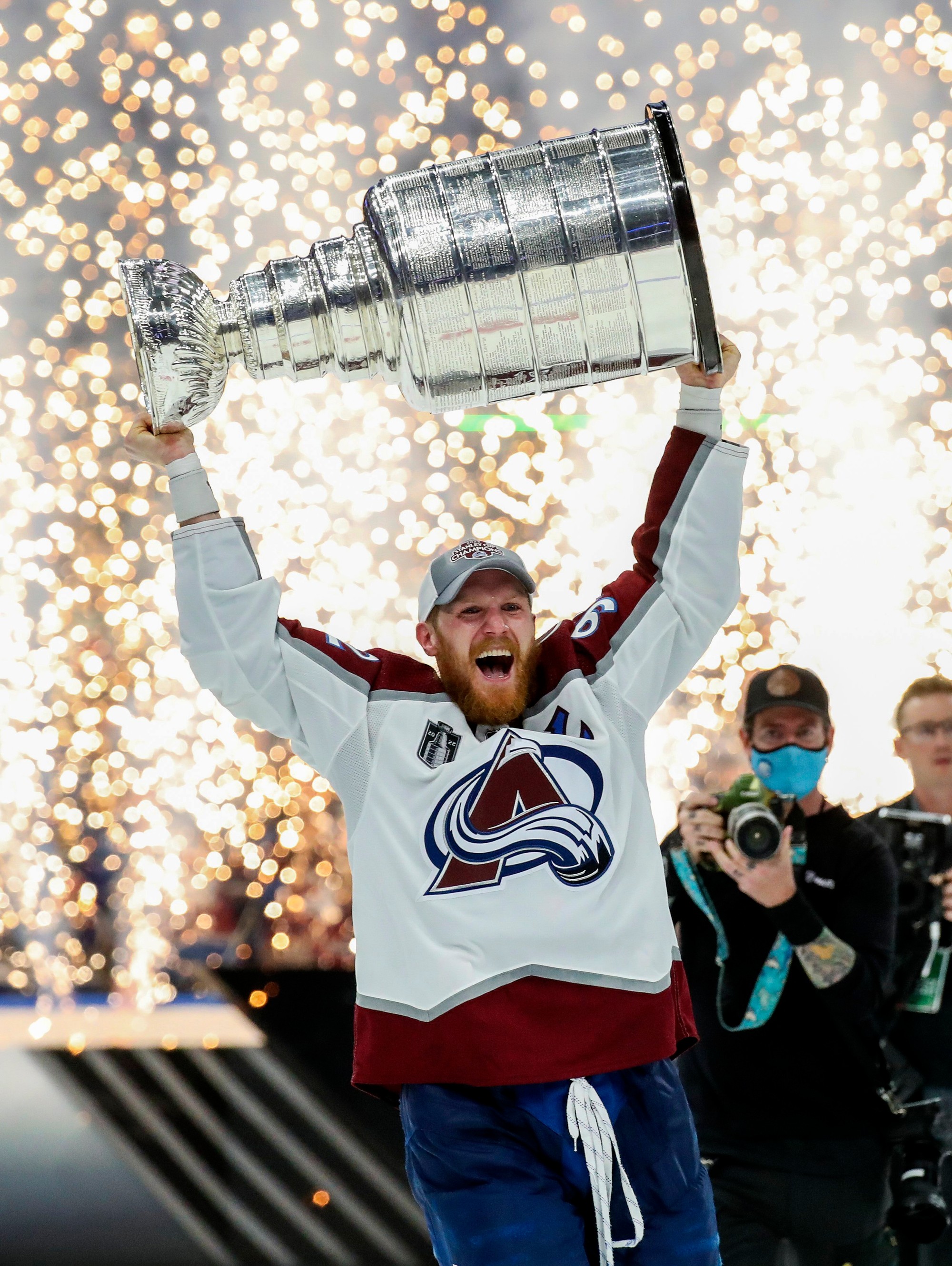 Na snímke švédsky hráč Colorada Avalanche Gabriel Landeskog dvíha nad hlavu pohárovú trofej po víťazstve v šiestom zápase finále NHL.
