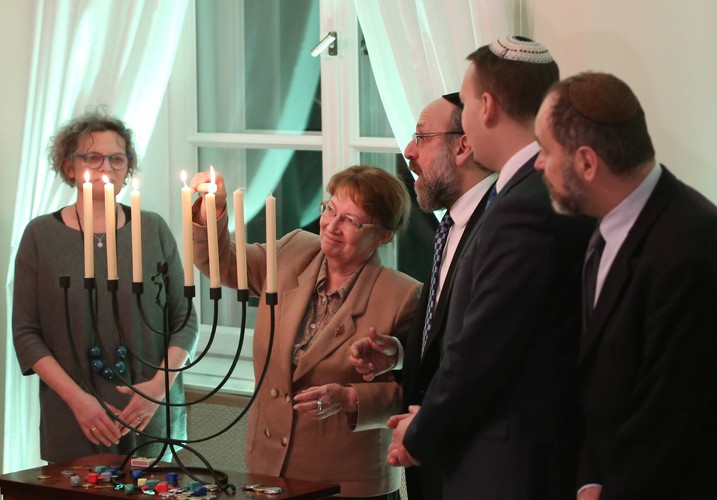 Prezydent Komorowski zapalił chanukowe świece