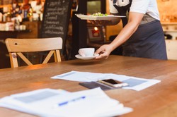 Praca na wakacje. W tych zawodach można zarobić najwięcej [STAWKI]