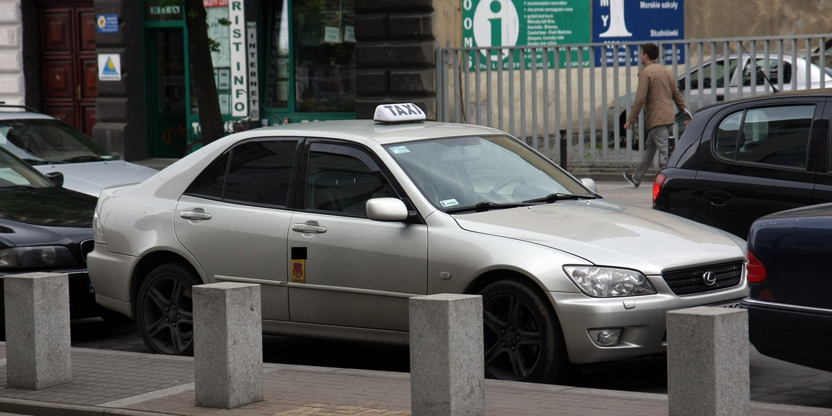 TAXI JAK ODROZNIC DOBRA TAKSOWKE OD LEWEJ 