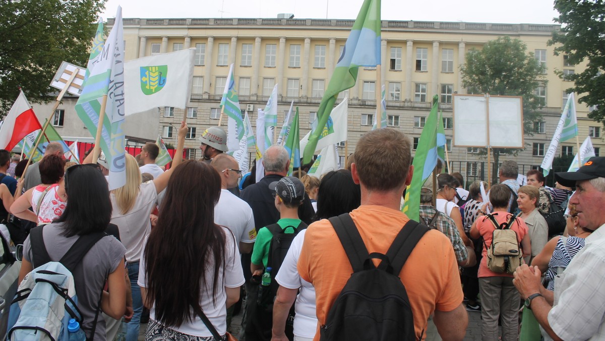 Do Warszawy ponownie pojechali mieszkańcy gmin, którzy nie zgadzają się na powiększenie Opola ich kosztem. Prawdziwe trzęsienie ziemi obiegło Opolszczyznę wczoraj, kiedy to poseł Patryk Jaki przekazał informację o podjęciu decyzji przez rząd, że stolica regionu z dniem 1 stycznia zostanie powiększona. Wszystko to na dzień przed posiedzeniem Komisji Wspólnej Rządu i Samorządu. Gminy są oburzone i nie godzą się z tą decyzją.