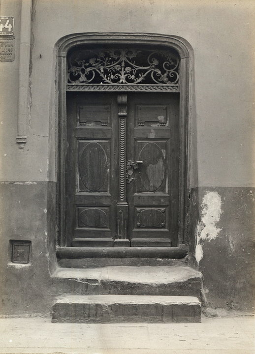 Drzwi kamienicy Fukierów, ul. Piwna 44 - rok 1912. Źródło: Cyfrowa Biblioteka Narodowa Polona 