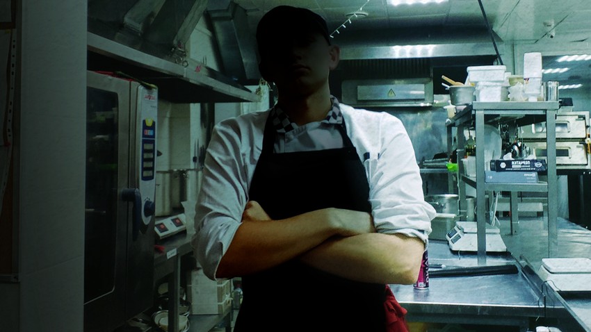 Maksim (sa zatamnjenin licem) istovremeno je danju radio kao kuvar, a noću kuvao mefedron | Foto: BBC