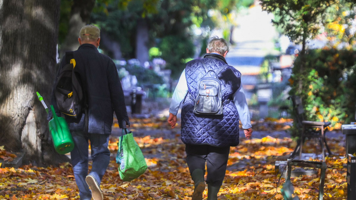 Mama przesunie ten wieniec. O czym rozmawiają Polacy na cmentazru