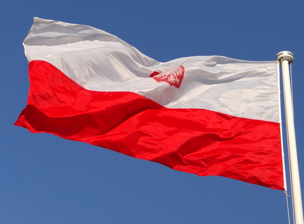 PiS rozdaje flagi pod tęczą na Placu Zbawiciela w Warszawie