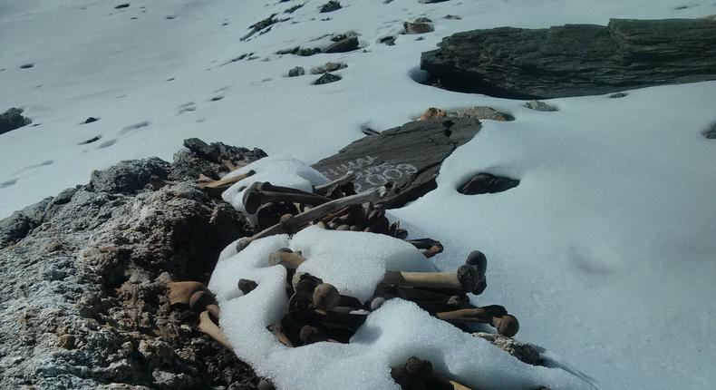 Roopkund Lake,_Trishul,_Himalayas 2