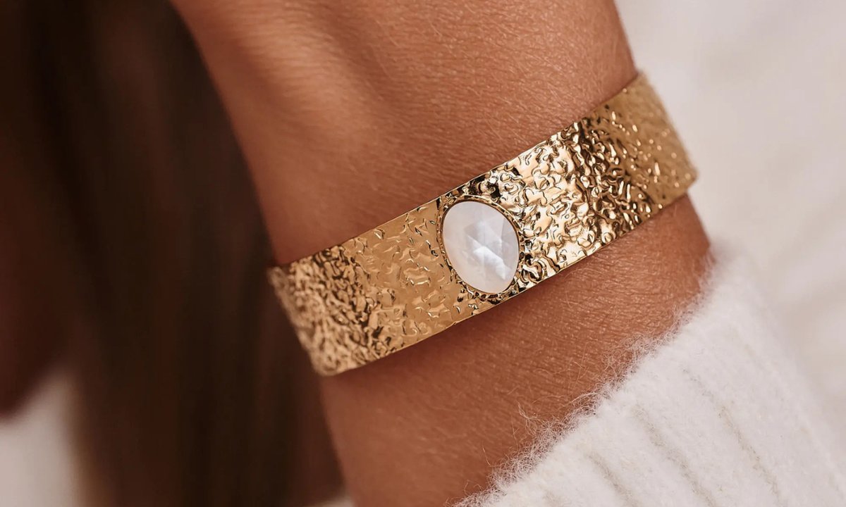 Bransoletka warta królowej – elegancka, z masą perłową i w megacenie. "Wygląda jak od jubilera"