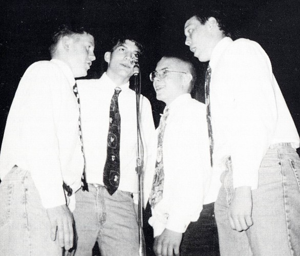 Ashton Kutcher jako członek kwartetu muzycznego w 1995 roku