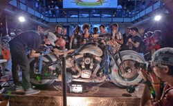 Bestia Nergala ma nowe rodzeństwo! Oto pierwszy motocykl cały w tatuażach. ZDJĘCIA i wideo