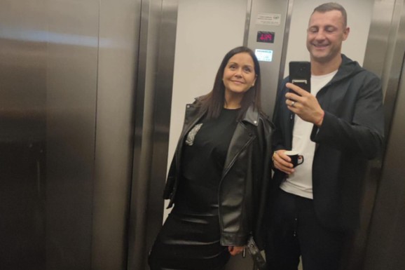 Naša pevačica čeka sina i ćerku posle 17 godina BORBE ZA POTOMSTVO Otkrili imena za blizance, jedno ime baš moćno značenje