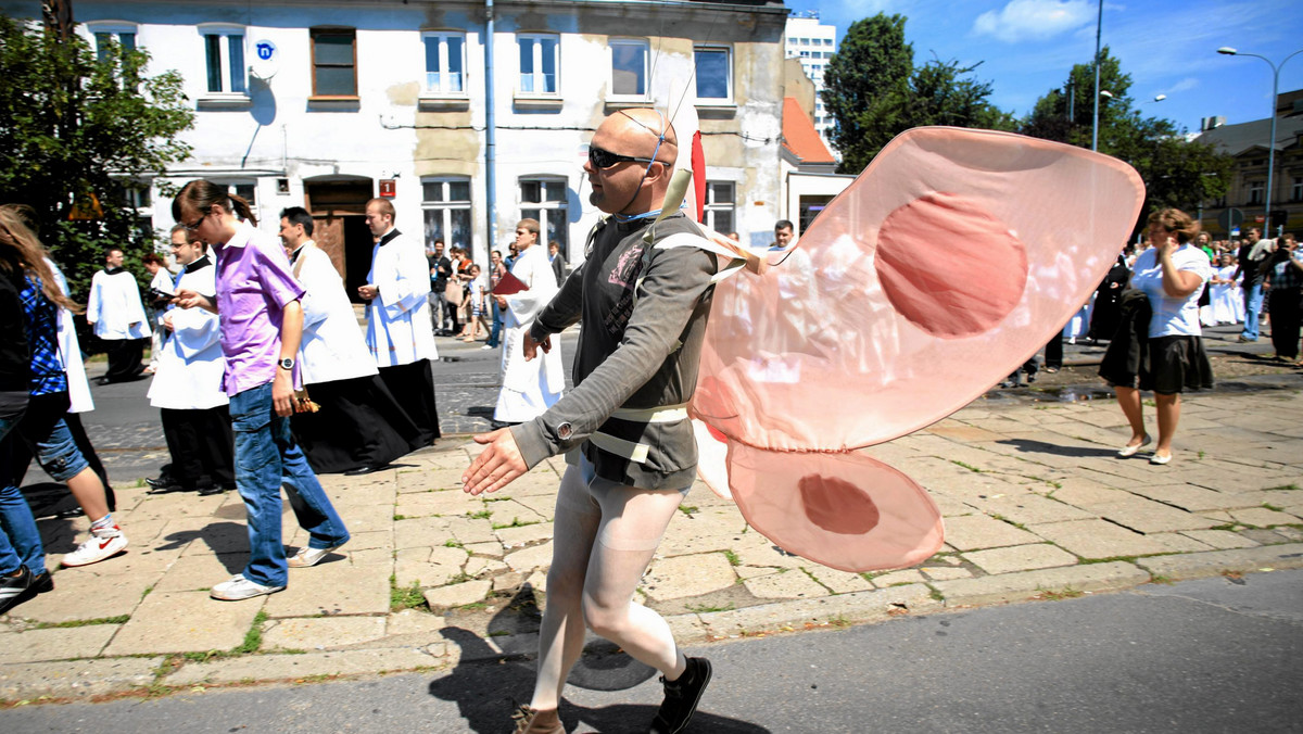 Łódzka prokuratura umorzyła postępowanie w sprawie incydentu, do jakiego doszło w czerwcu ub. r. w trakcie procesji Bożego Ciała w Łodzi. Podczas uroczystości do wiernych dołączył lokalny artysta w przebraniu motyla.