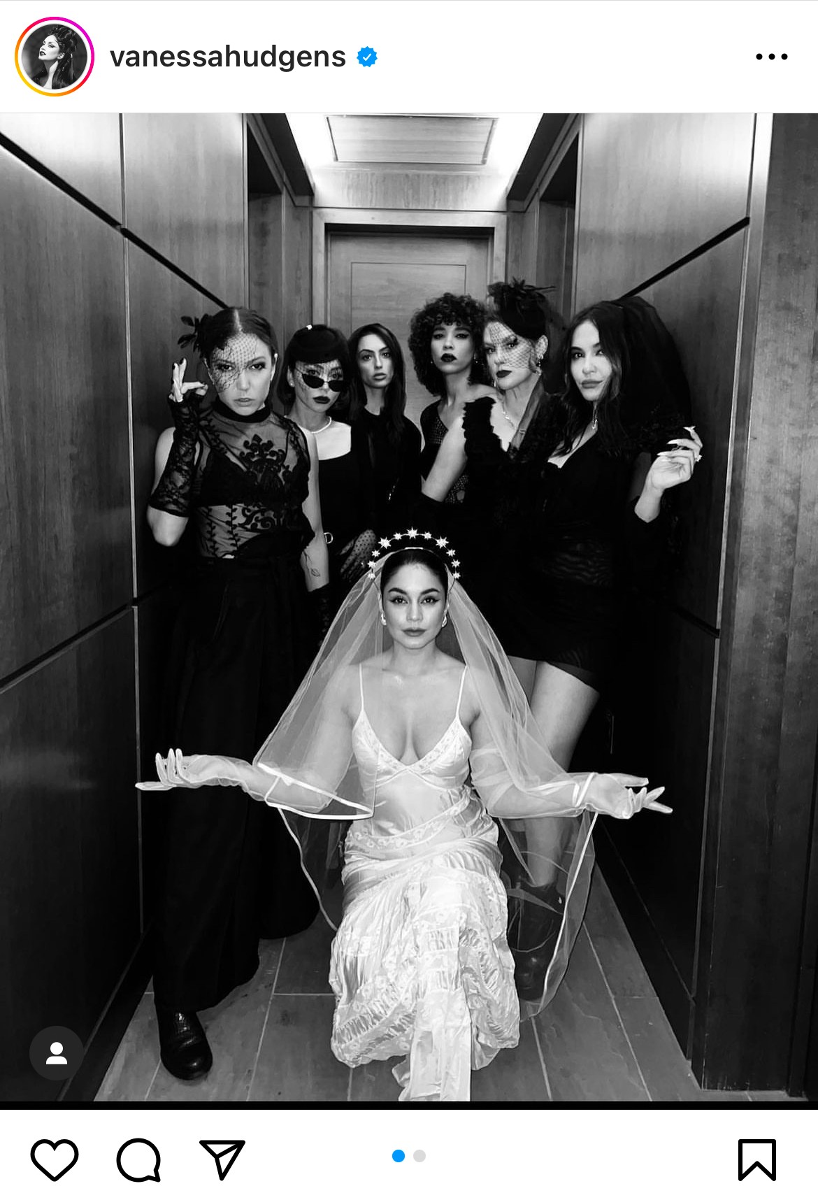 Vanessa Hudgenst év elején jegyezték el, és eljött a lánybúcsú napja, amit összekötött a halloweeni ünnepléssel.