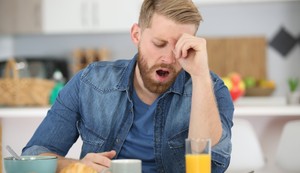 Pospanost nakon jela može biti posledica naglog pada krvnog pritiska