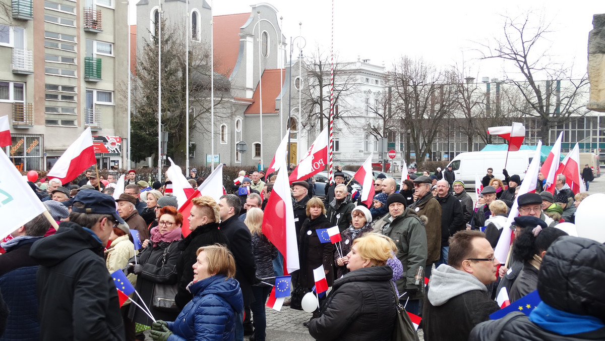 Przedstawiciele Komitetu Obrony Demokracji wręczyli lubuskim posłom oraz senatorom zaproszenia na marsz z okazji 19. rocznicy uchwalenia Konstytucji Rzeczypospolitej Polskiej.