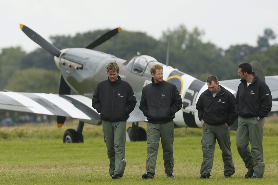 Książę Harry w towarzystwie pilotów RAF-u