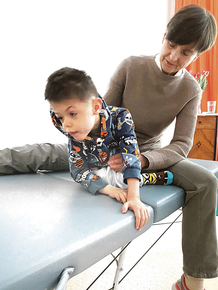 Vuk je teškom 
mukom naučio da sedi...