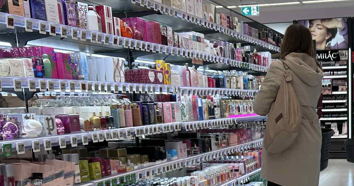 Polki oszalały na punkcie tych perfum. Rossmann przecenił na 74,99 zł