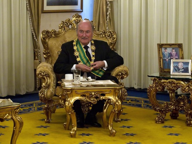 Szef FIFA Sepp Blatter pozuje po uhonorowaniu go ważnym odznaczeniem malezyjskiej federacji piłkarskiej, marzec 2011