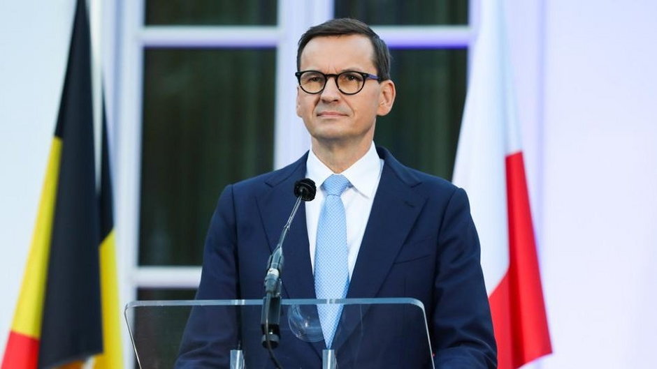 Premier Mateusz Morawiecki podczas konferencji w Hdze