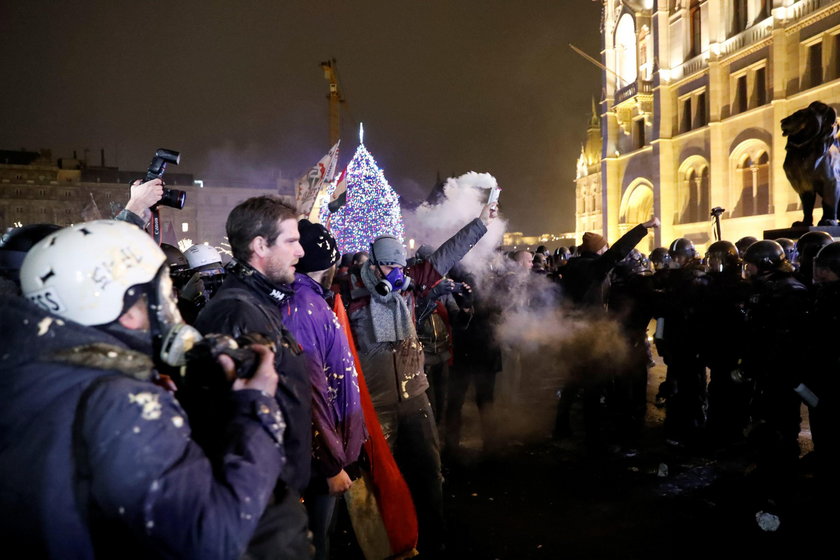 Protesty w Budapeszcie trwają, doszło do przepychanek z policją